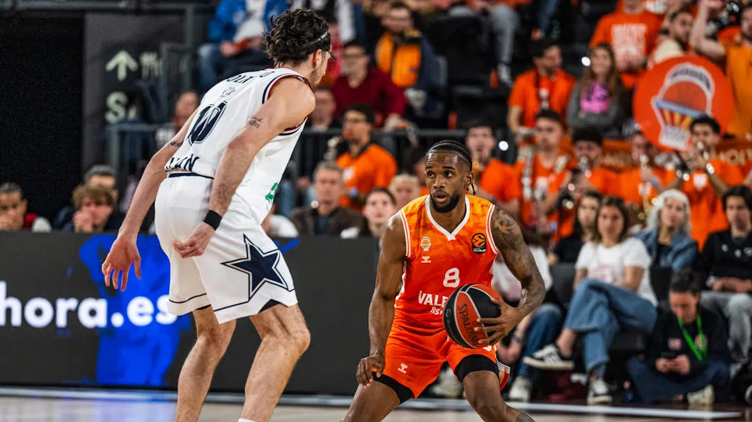 Jean Montero se disfrazaba de héroe para impulsar a Valencia Basket a los play-off de la Euroliga (102-96)