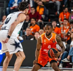Jean Montero se disfrazaba de héroe para impulsar a Valencia Basket a los play-off de la Euroliga (102-96)