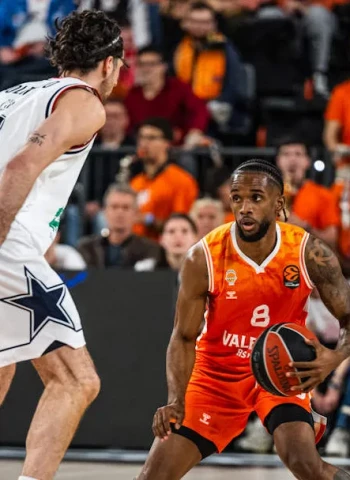 Jean Montero se disfrazaba de héroe para impulsar a Valencia Basket a los play-off de la Euroliga (102-96)