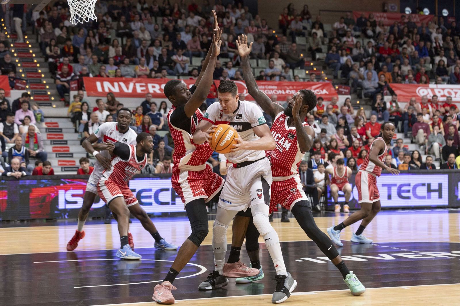 ACB: UCAM Murcia arrolla al Coviran Granada con un DeJulius imparable (107-91)