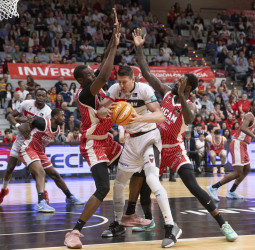 ACB: UCAM Murcia arrolla al Coviran Granada con un DeJulius imparable (107-91)