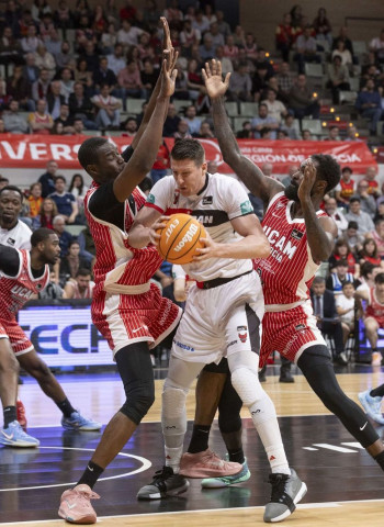 ACB: UCAM Murcia arrolla al Coviran Granada con un DeJulius imparable (107-91)