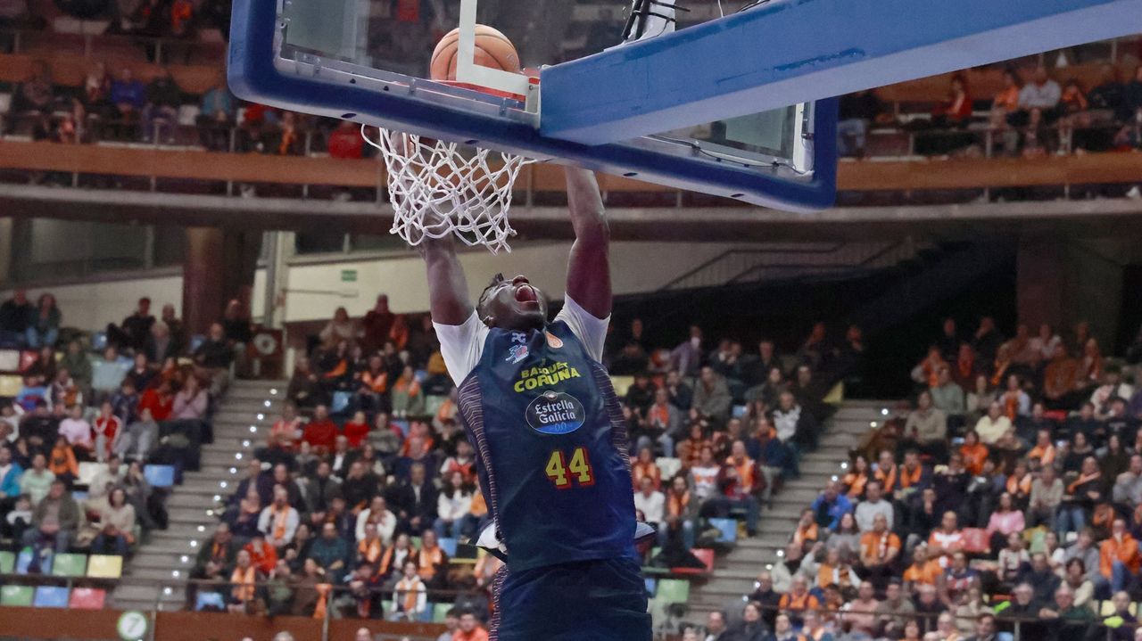 Primera FEB: El Leyma Básquet Coruña se aferra al sueño del ascenso tras superar al Menorca (81-72)
