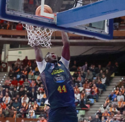 Primera FEB: El Leyma Básquet Coruña se aferra al sueño del ascenso tras superar al Menorca (81-72)