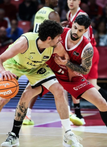 Robinson guía a un Casademont Zaragoza que coge aire ante el Hiopos Lleida (107-91)