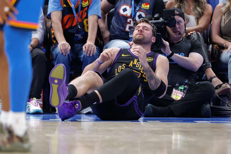 NBA: Luka Doncic se lesiona en la dura derrota de los Angeles Lakers ante los Thunder