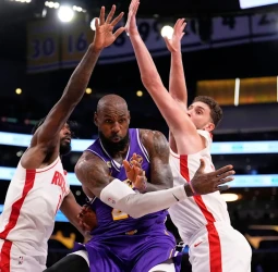 NBA: Houston Rockets sobreviven otra vez ante los Angeles Lakers y fuerzan el Game 6 (99-93)