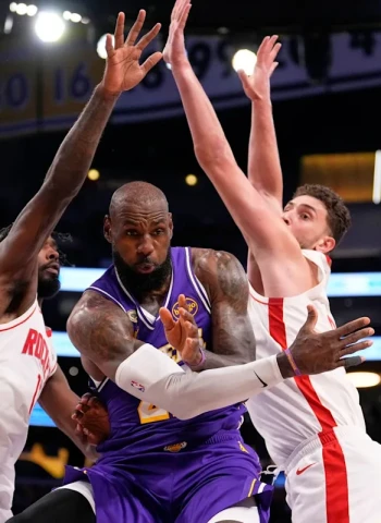 NBA: Houston Rockets sobreviven otra vez ante los Angeles Lakers y fuerzan el Game 6 (99-93)
