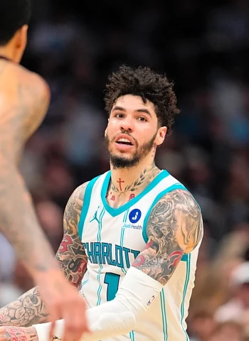 NBA: Charlotte Hornets sobreviven al caos y eliminan a Miami Heat en el play-in (127-126)
