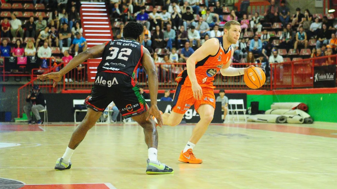 Leyma Coruña supera al Cantabria y afianza su liderato (79-88)