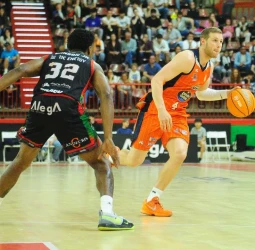 Leyma Coruña supera al Cantabria y afianza su liderato (79-88)