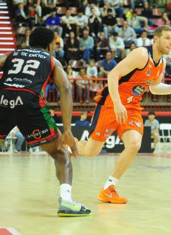 Leyma Coruña supera al Cantabria y afianza su liderato (79-88)