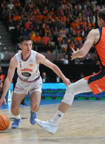 Monbus Obradoiro Breaks Coliseum Unbeaten Streak to Intensify Playoff Race