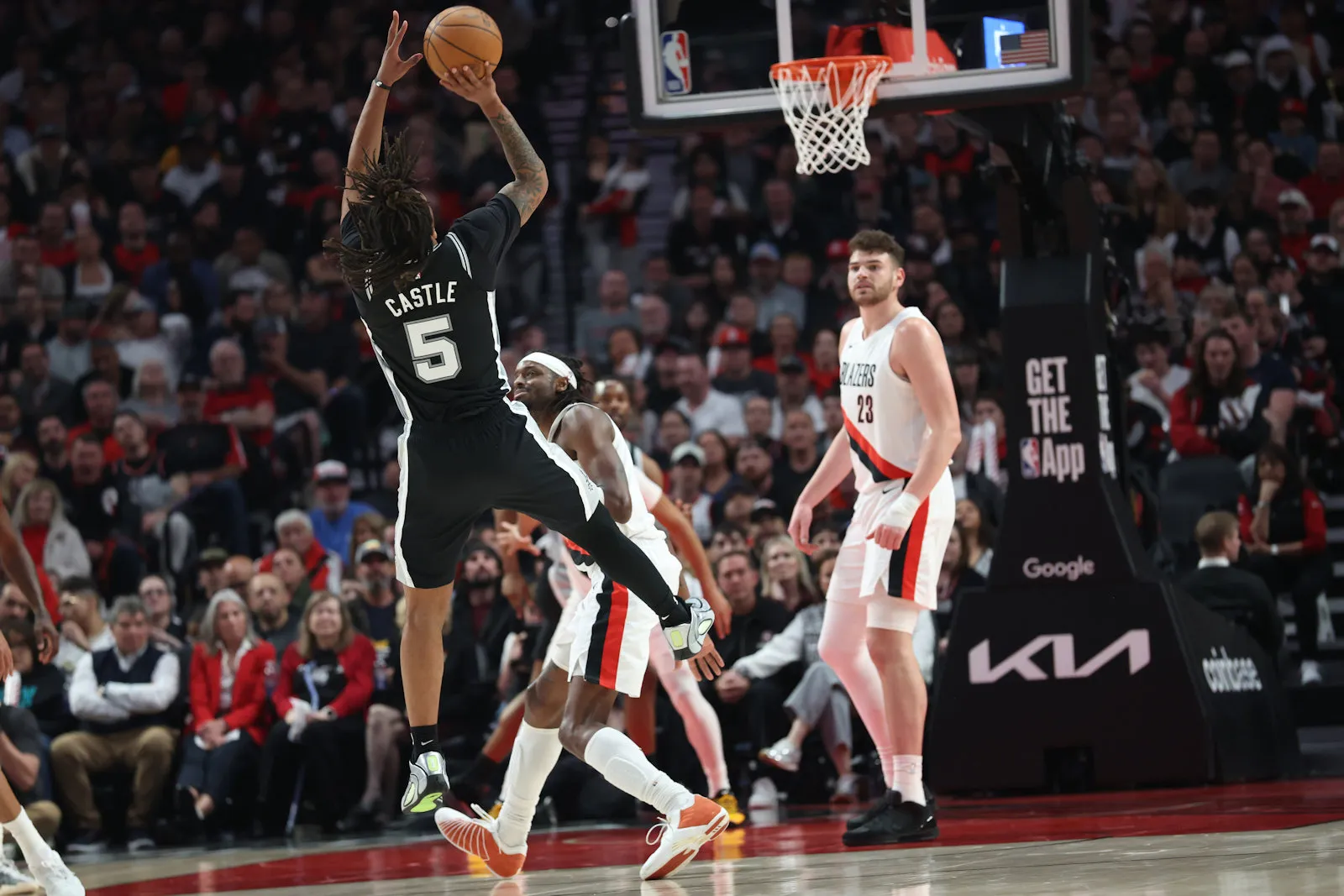 NBA: San Antonio Spurs remonta sin Wembanyama y toma ventaja ante Portland (120-108) [2-1]