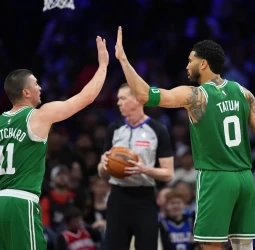 NBA: Boston Celtics arrasa a 76ers y amarga el regreso de Embiid para el 3-1 (128-96)