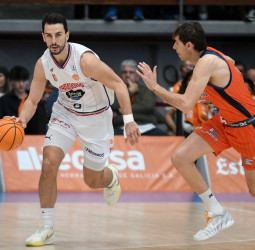 Primera FEB: Monbus Obradoiro asalta el derbi gallego y se coloca en posición de ascenso directo (84-92)
