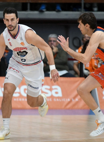 Primera FEB: Monbus Obradoiro asalta el derbi gallego y se coloca en posición de ascenso directo (84-92)