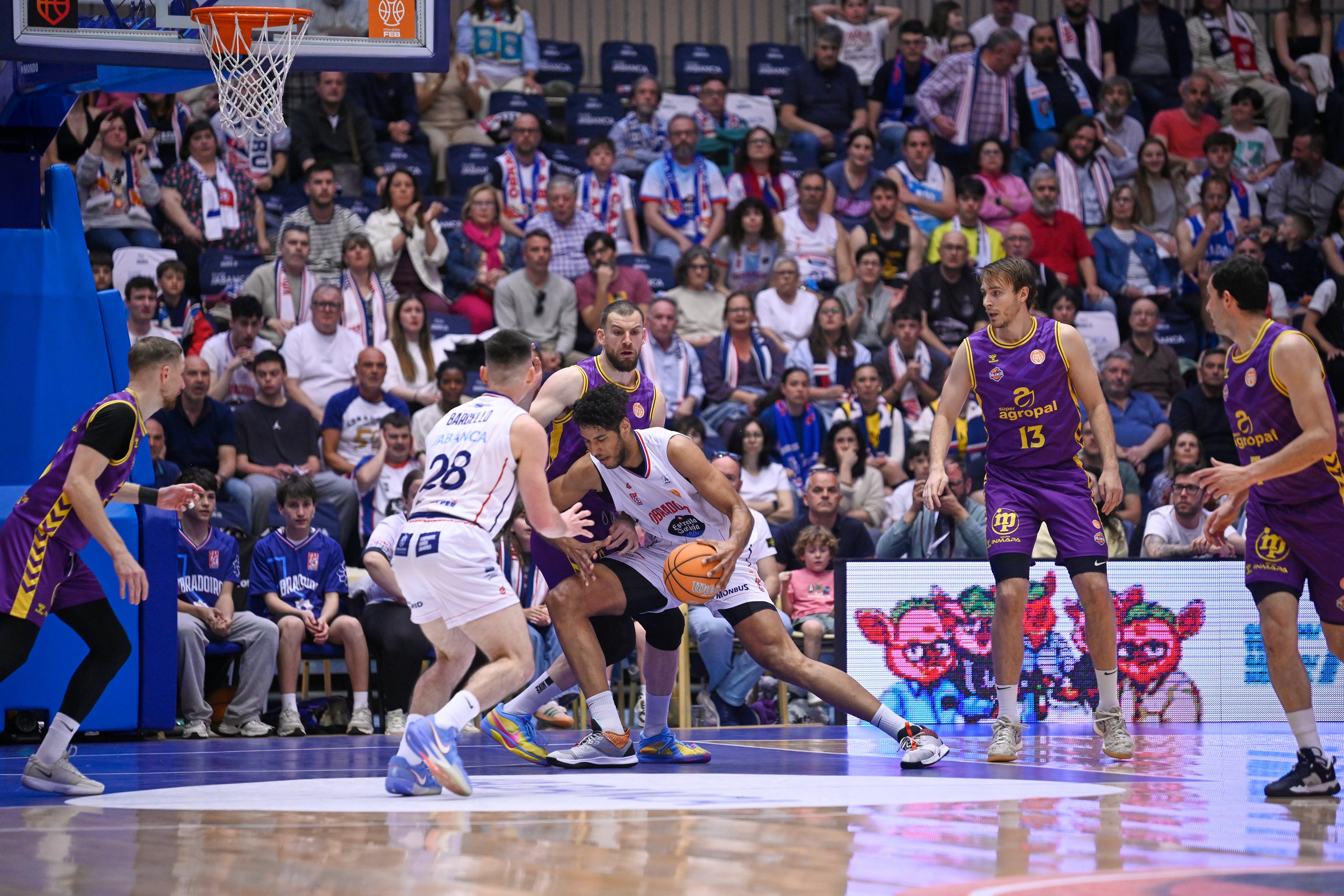 Monbus Obradoiro se jugará el liderato en el derbi tras arrollar a Súper Agropal Palencia (81-53)