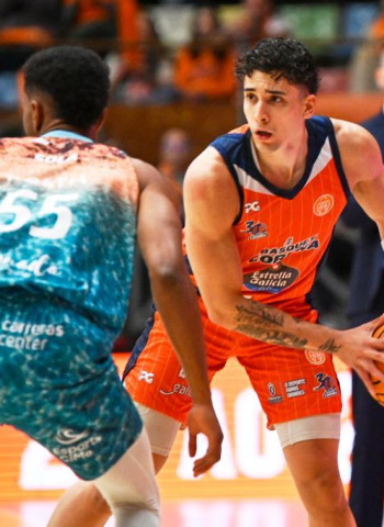 Primera FEB: El Leyma Básquet Coruña golpea primero ante Hestia Menorca en el playoff de ascenso (93-71)