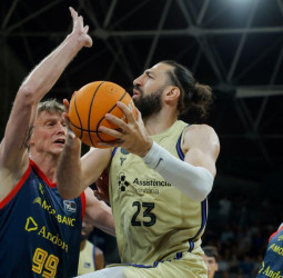 ACB: El MoraBanc celebra la permanencia pese a caer ante el Barça en el tiempo extra (95-100)