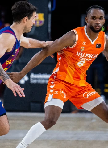 ACB: El Valencia Basket asalta el Palau, acaba segundo y complica el camino del Barça (77-102)