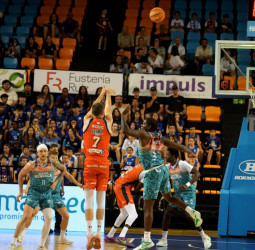Primera FEB: El Leyma Coruña asalta Menorca y jugará la Final Four por el ascenso (76-87) [3-1]