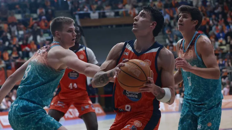 FEB Playoffs: Leyma Básquet Coruña Rallies Past Menorca, One Win Away from Final Four (81-76)
