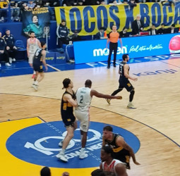 Boca logró una victoria y una vida más en la serie, 99-92