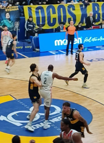 Boca logró una victoria y una vida más en la serie, 99-92