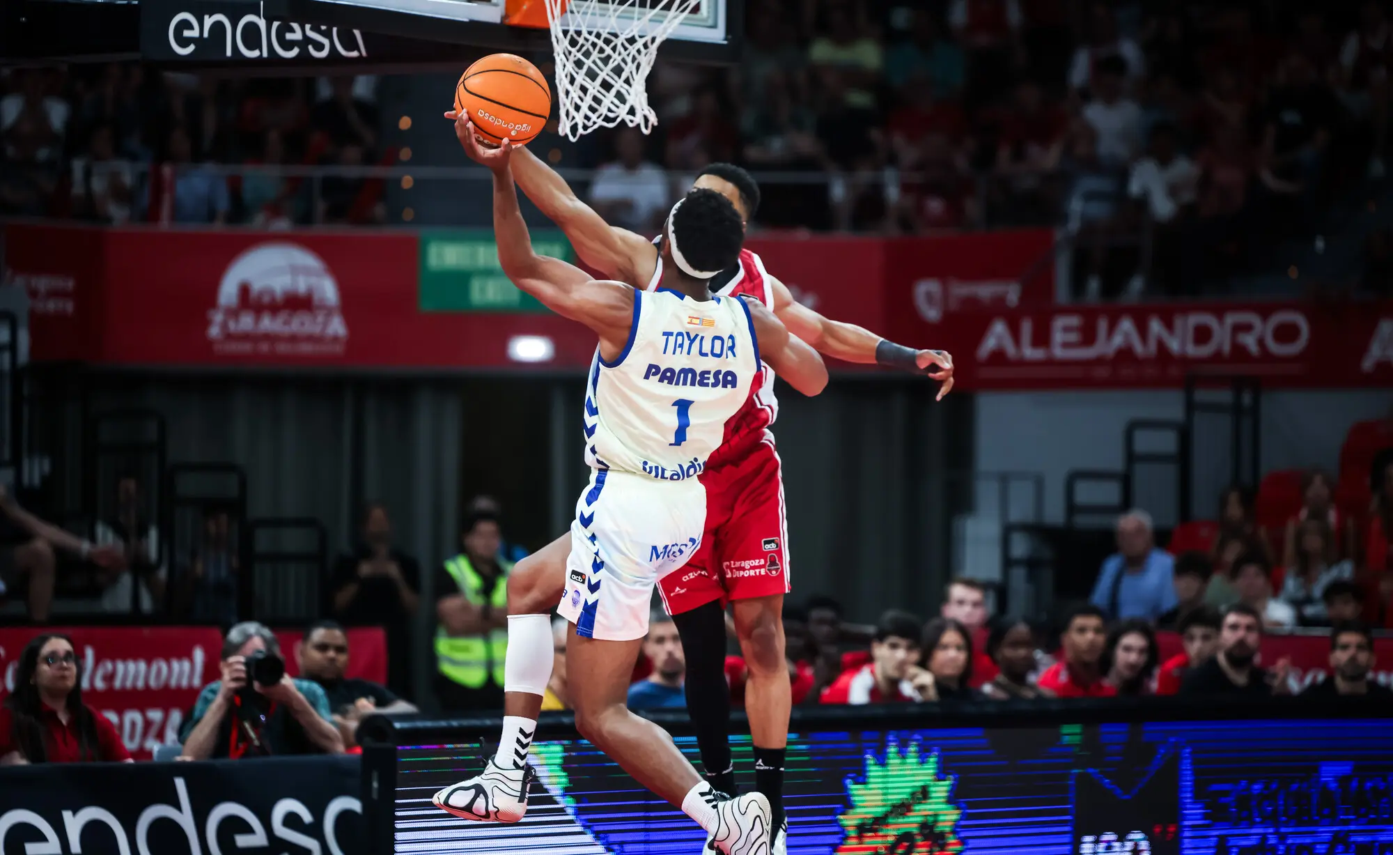 ACB: El Valencia Basket resiste en Zaragoza y sigue muy vivo por la segunda plaza (86-98)