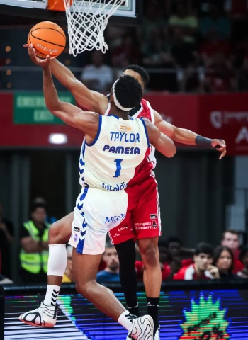 ACB: El Valencia Basket resiste en Zaragoza y sigue muy vivo por la segunda plaza (86-98)