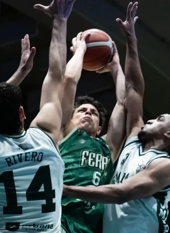 Ferro ganó y estiró la serie en la Semifinal, 74-70
