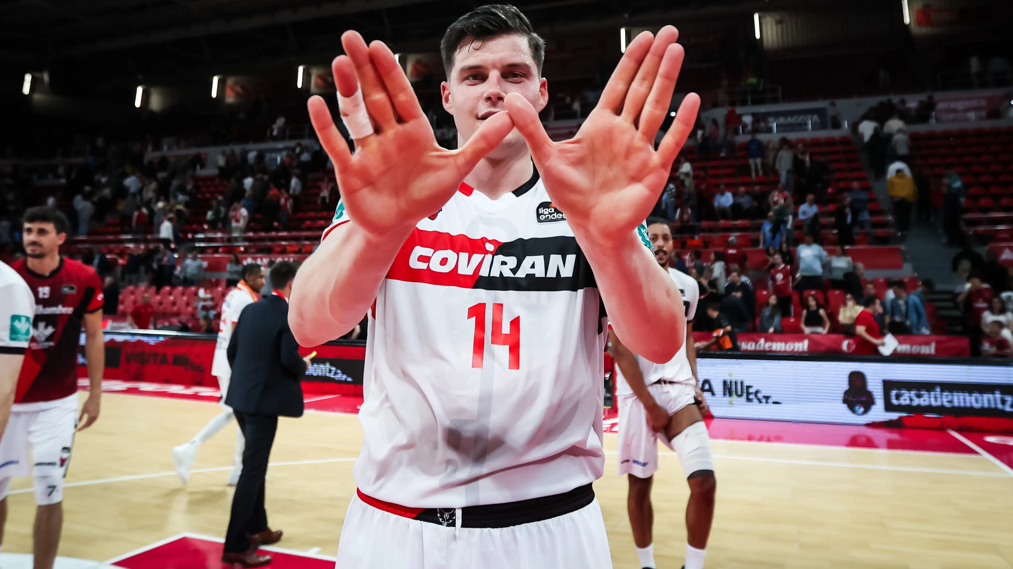 ACB: Coviran Granada conquista Zaragoza y mantiene vivo el sueño de la permanencia (74-85)