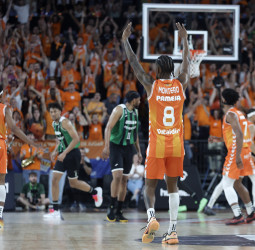 Playoffs ACB: Épica taronja en el Roig Arena: Valencia Basket derrota al Joventut tras una prórroga memorable (118-117)