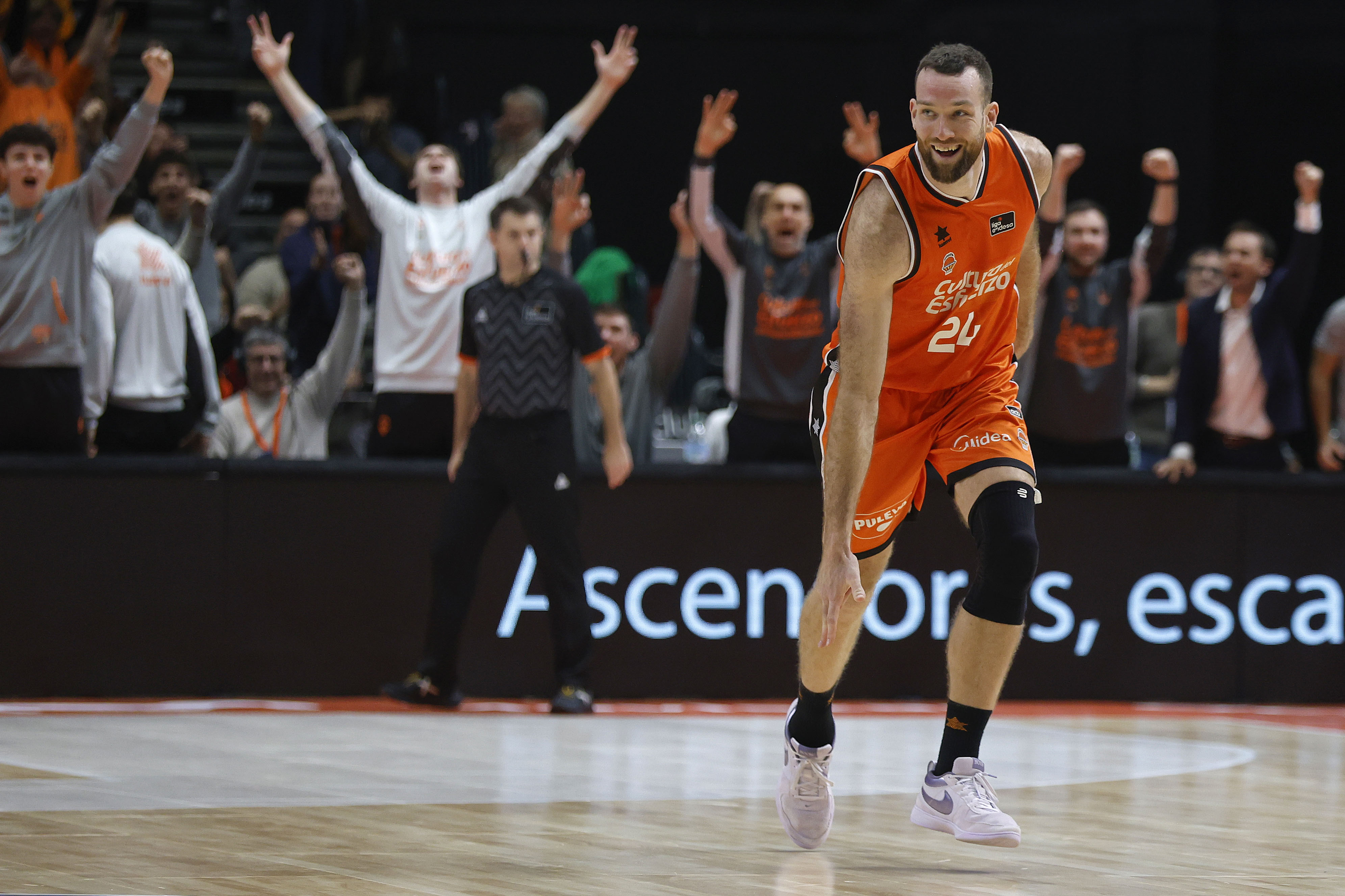 Valencia Basket Negotiates Matt Costello Contract Extension