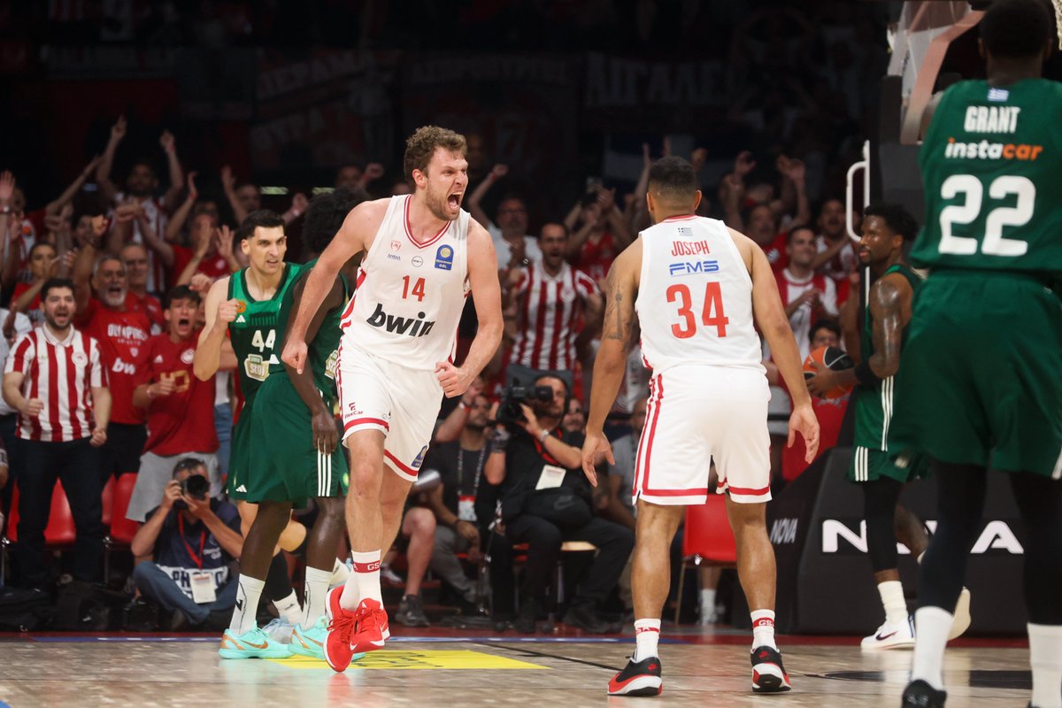 Olympiacos completa un año inolvidable con el título de la liga griega