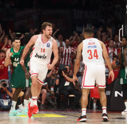 Olympiacos completa un año inolvidable con el título de la liga griega