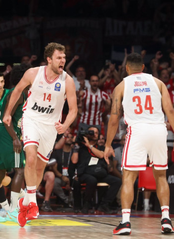 Olympiacos completa un año inolvidable con el título de la liga griega