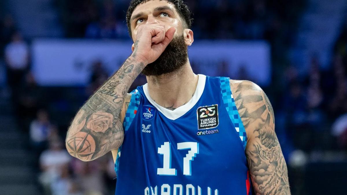 Duro golpe para Anadolu Efes: Vincent Poirier estará entre ocho y nueve meses de baja
