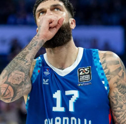 Duro golpe para Anadolu Efes: Vincent Poirier estará entre ocho y nueve meses de baja