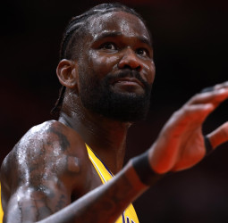 Deandre Ayton seguirá una temporada más en los Lakers