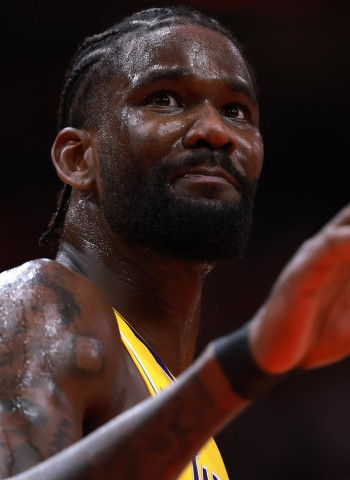 Deandre Ayton seguirá una temporada más en los Lakers