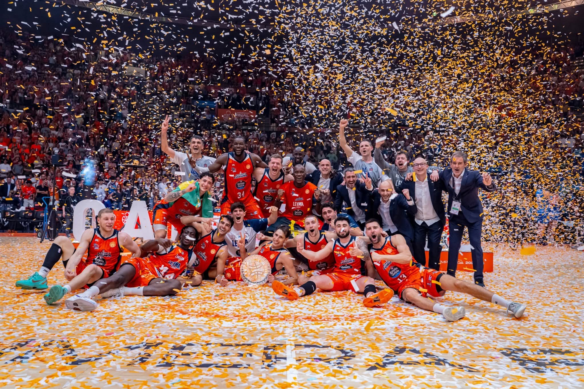 Leyma Coruña culmina una remontada épica ante Estudiantes y regresa a la ACB un año después (97-100)