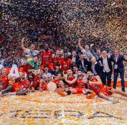Leyma Coruña culmina una remontada épica ante Estudiantes y regresa a la ACB un año después (97-100)