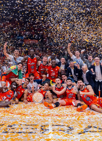 Leyma Coruña culmina una remontada épica ante Estudiantes y regresa a la ACB un año después (97-100)