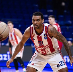 Olimpia Milán avanza por Joel Bolomboy
