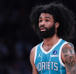 Coby White continuará en los Hornets con un contrato de 74 millones de dólares