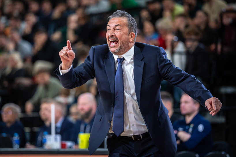 Anadolu Efes prepara el regreso de Luca Banchi tras la salida de Pablo Laso