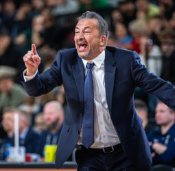 Anadolu Efes prepara el regreso de Luca Banchi tras la salida de Pablo Laso