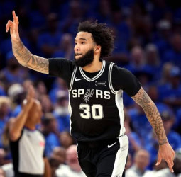 Julian Champagnie seguirá en los Spurs con un contrato de 45 millones